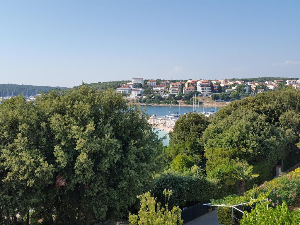 Apartments Seafront Villa Pula Exterior photo